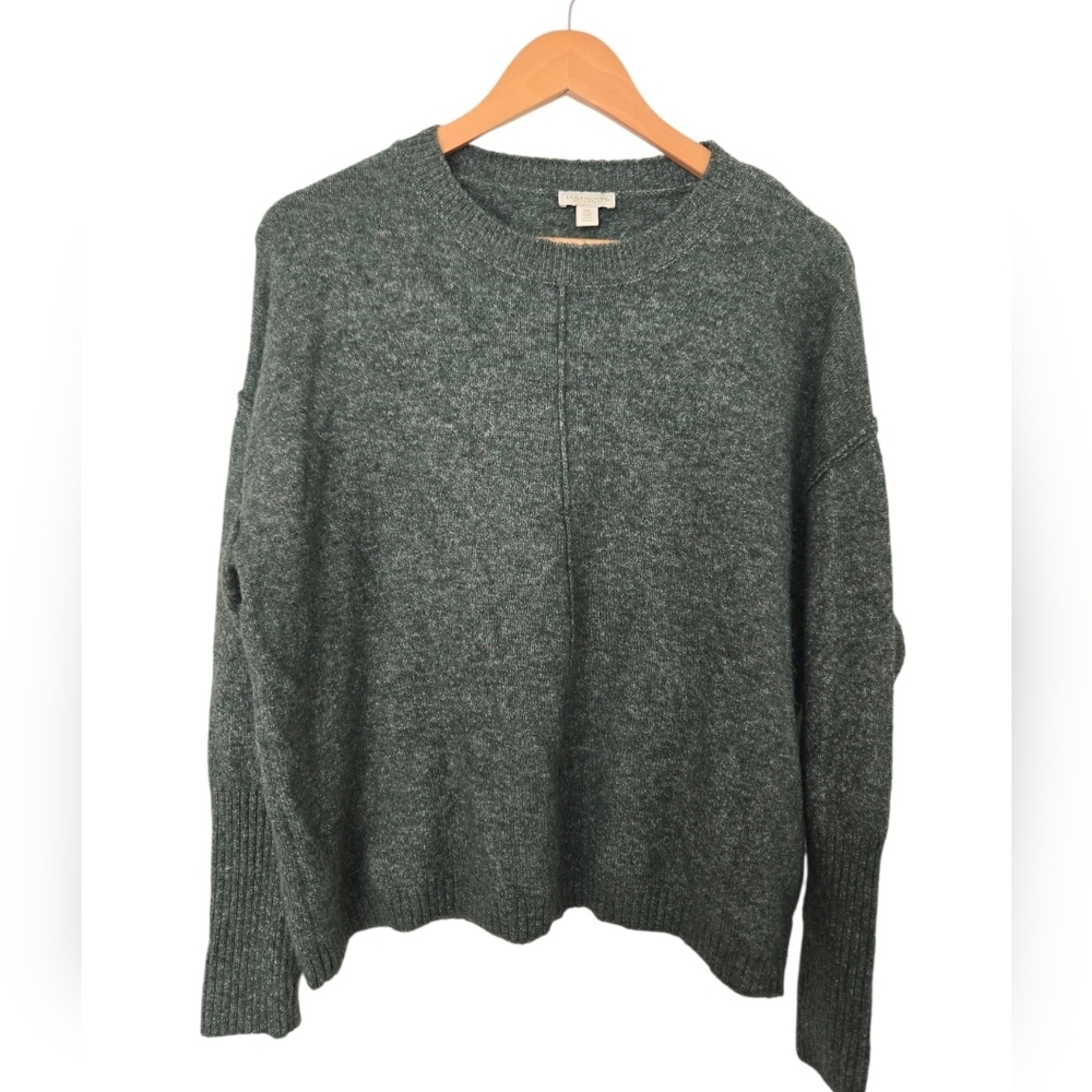 Legendary Outfitters Classic Crewneck Sweater in Forest Green Size Large